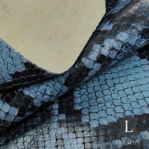 Piel de Grabado Serpiente Tonos Azules plegada por la mitad y con el grosor enfocado.