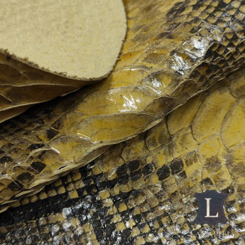 Piel de Grabado Serpiente Amarillo Cetrino plegada por la mitad y con el grosor enfocado.