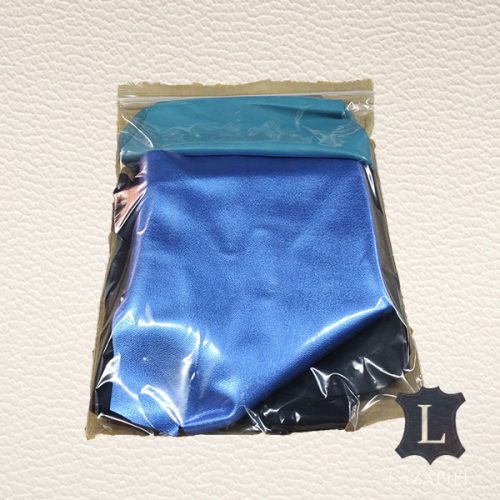 Bolsa de Retal Azul sobre un fondo de cuero bombeado color natural