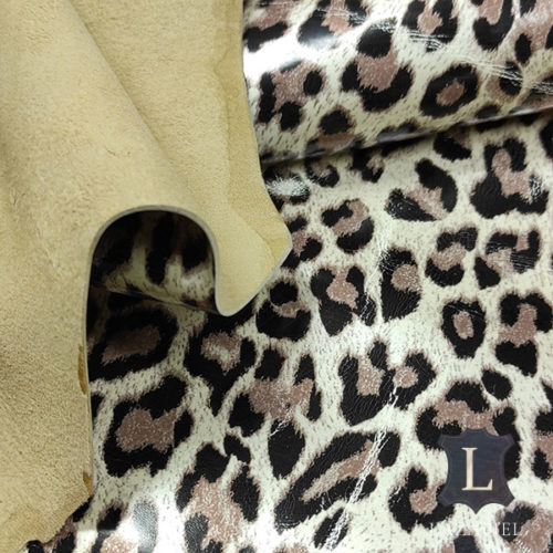 Piel de Charol Estampado Leopardo Natural plegada por la mitad y con el grosor enfocado.